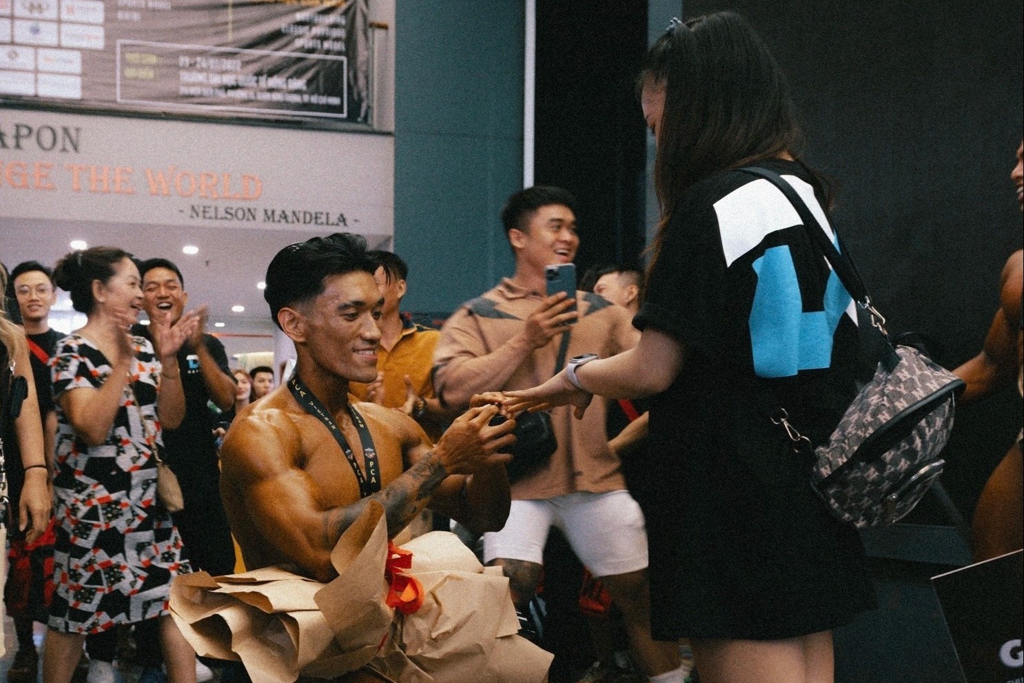 Chang trai TP.HCM cau hon ban gai khi vua doat huy chuong hinh anh