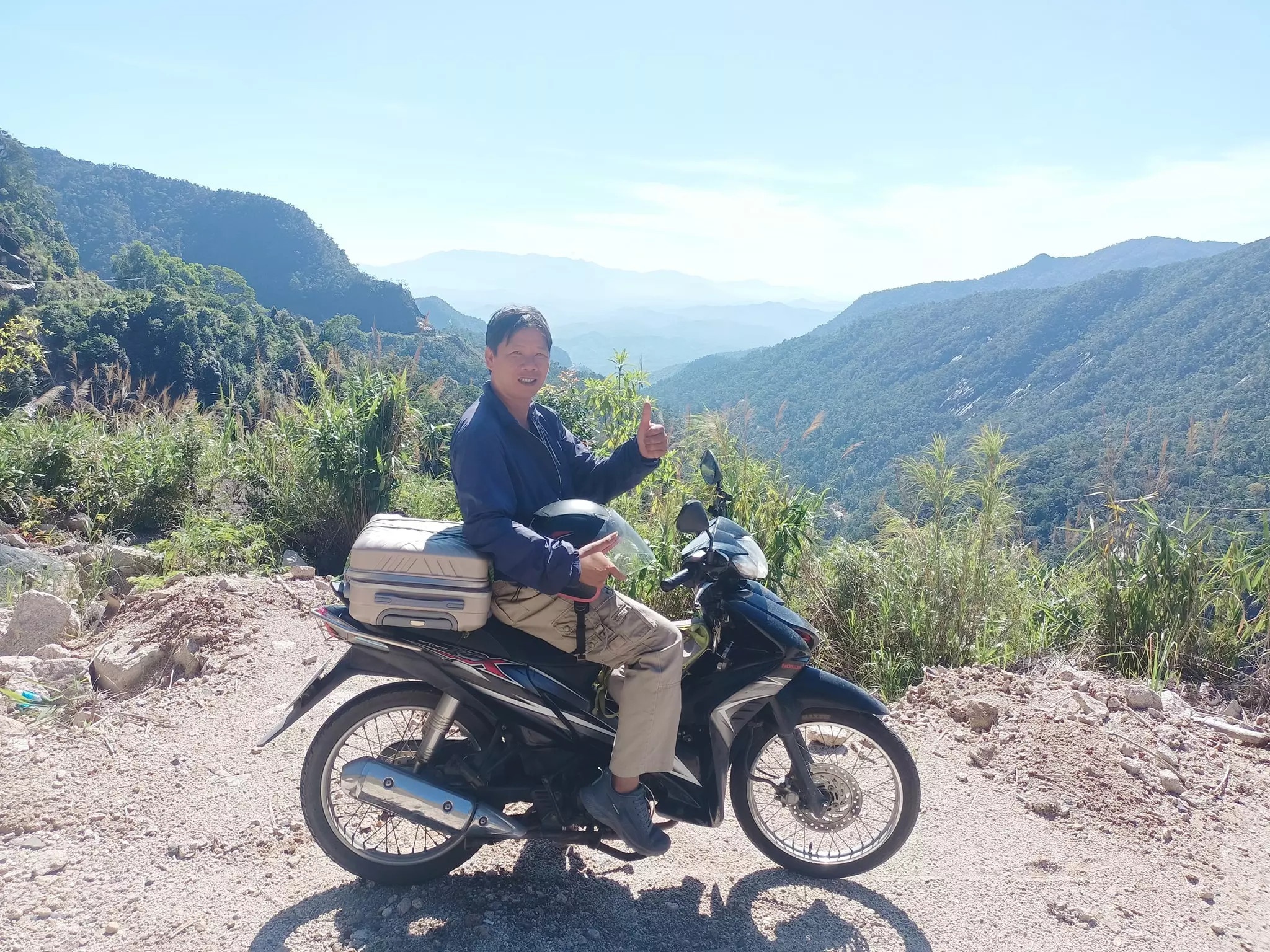 thầy giáo 52 tuổi phượt xuyên Việt ảnh 1 thay giao 52 tuoi phuot xuyen Viet anh 1