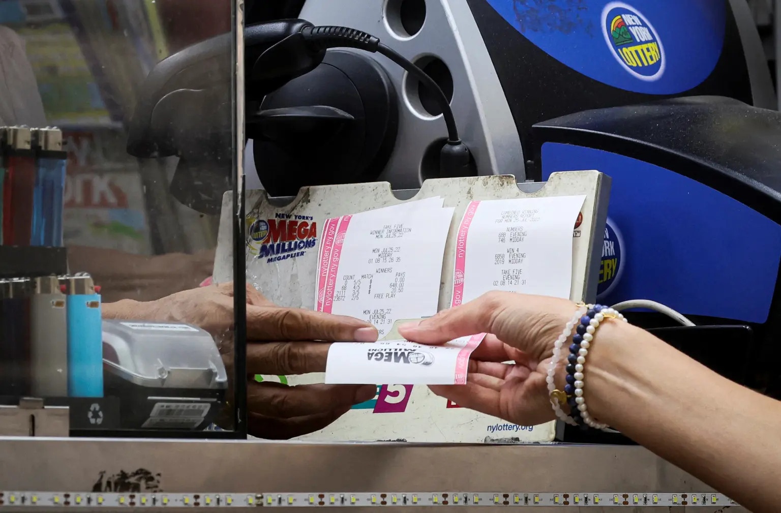 trung so trieu USD anh 3