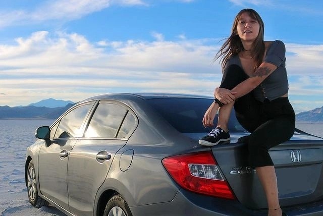 Mot trieu nguoi theo doi co gai My song trong oto gan 3 nam hinh anh