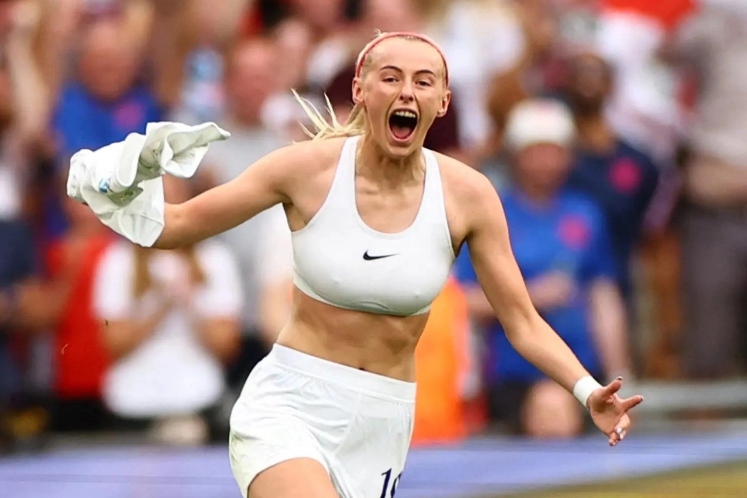 Y nghia man coi ao an mung cua nu cau thu tuyen Anh hinh anh