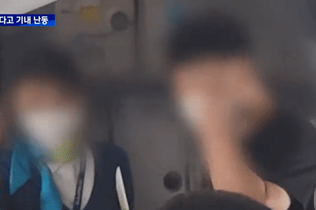 Nguoi dan ong chui boi cap vo chong tren may bay vi de con nho khoc hinh anh