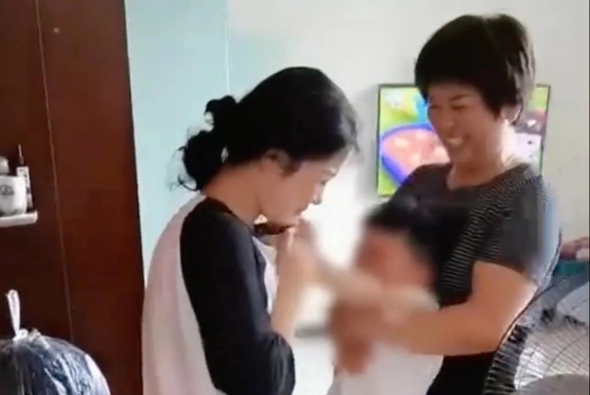 Cau be Trung Quoc khoc nuc no, van xin me dung roi nha hinh anh