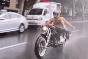 Cap doi ‘Gangnam Bikini’ gay nao loan duong pho Han Quoc hinh anh