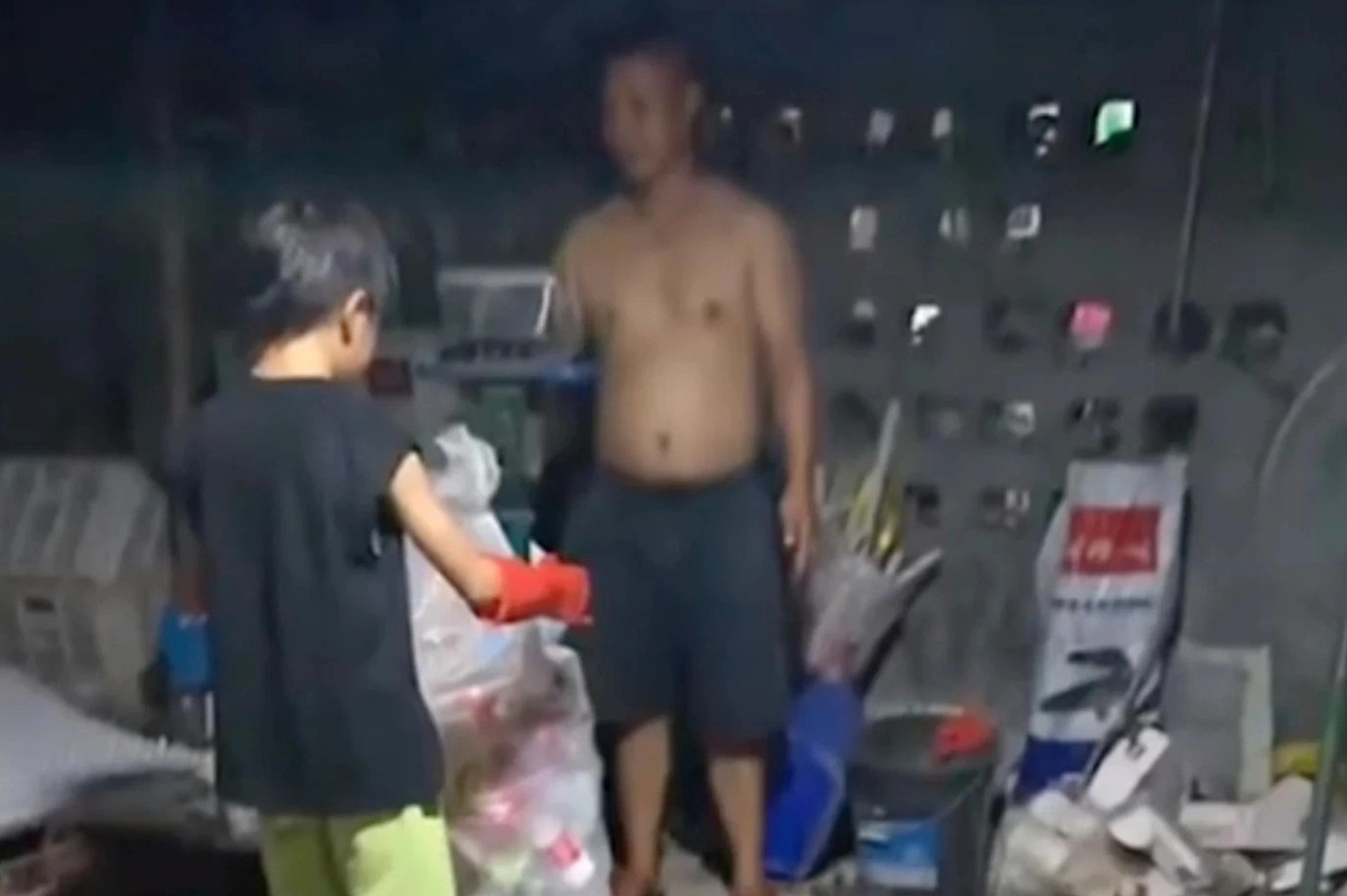 Cau be Trung Quoc phai tra gia vi trom tien cua ba hinh anh