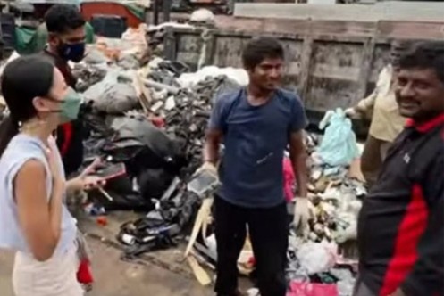 Luc tung xe cho rac de tim iPhone bi mat hinh anh