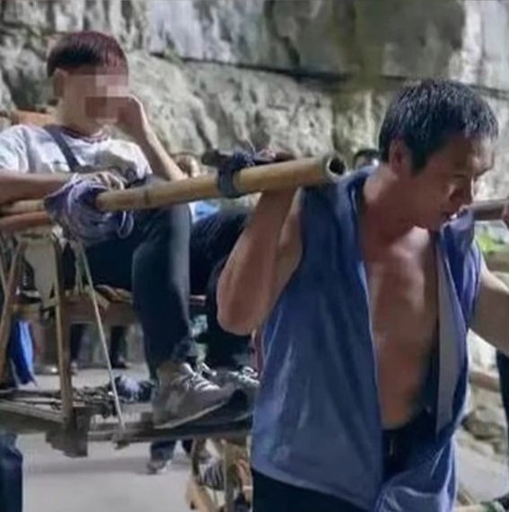 thue nguoi khieng len nui anh 1