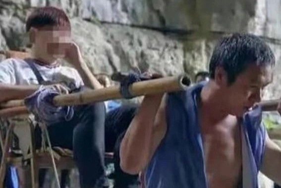 KOL Trung Quoc bi nem da vi thue nguoi khieng len nui hinh anh