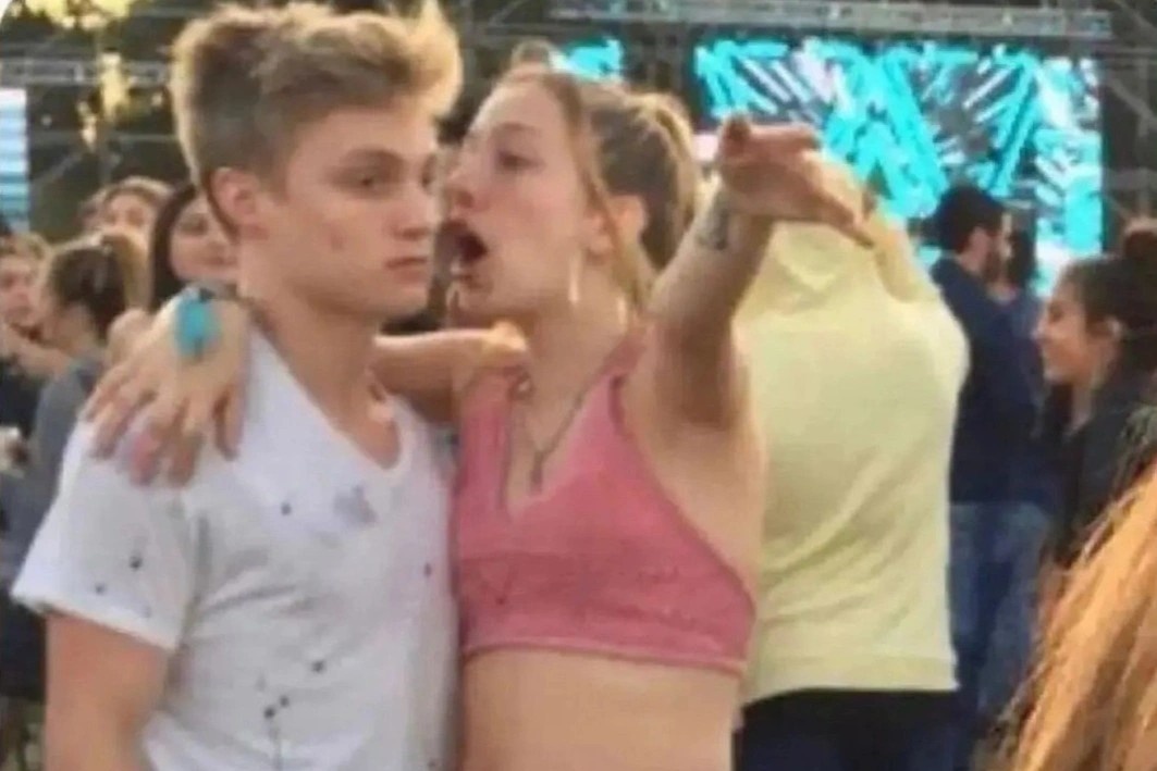 Co gai bat ngo noi tieng nho khoanh khac het vao mat ban trai hinh anh