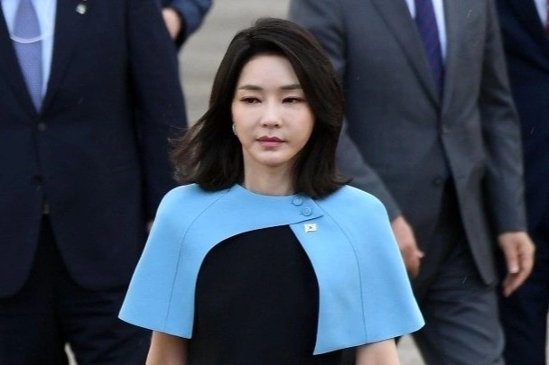 De nhat phu nhan Han Quoc gap rac roi vi fan cuong hinh anh