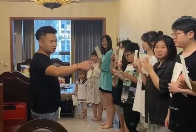 Nguoi chu cham 16 dua chau trong ky nghi he o Trung Quoc hinh anh