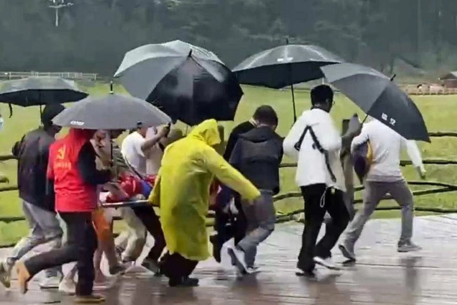 Chu re Trung Quoc bi set danh khi dang chup anh cuoi hinh anh