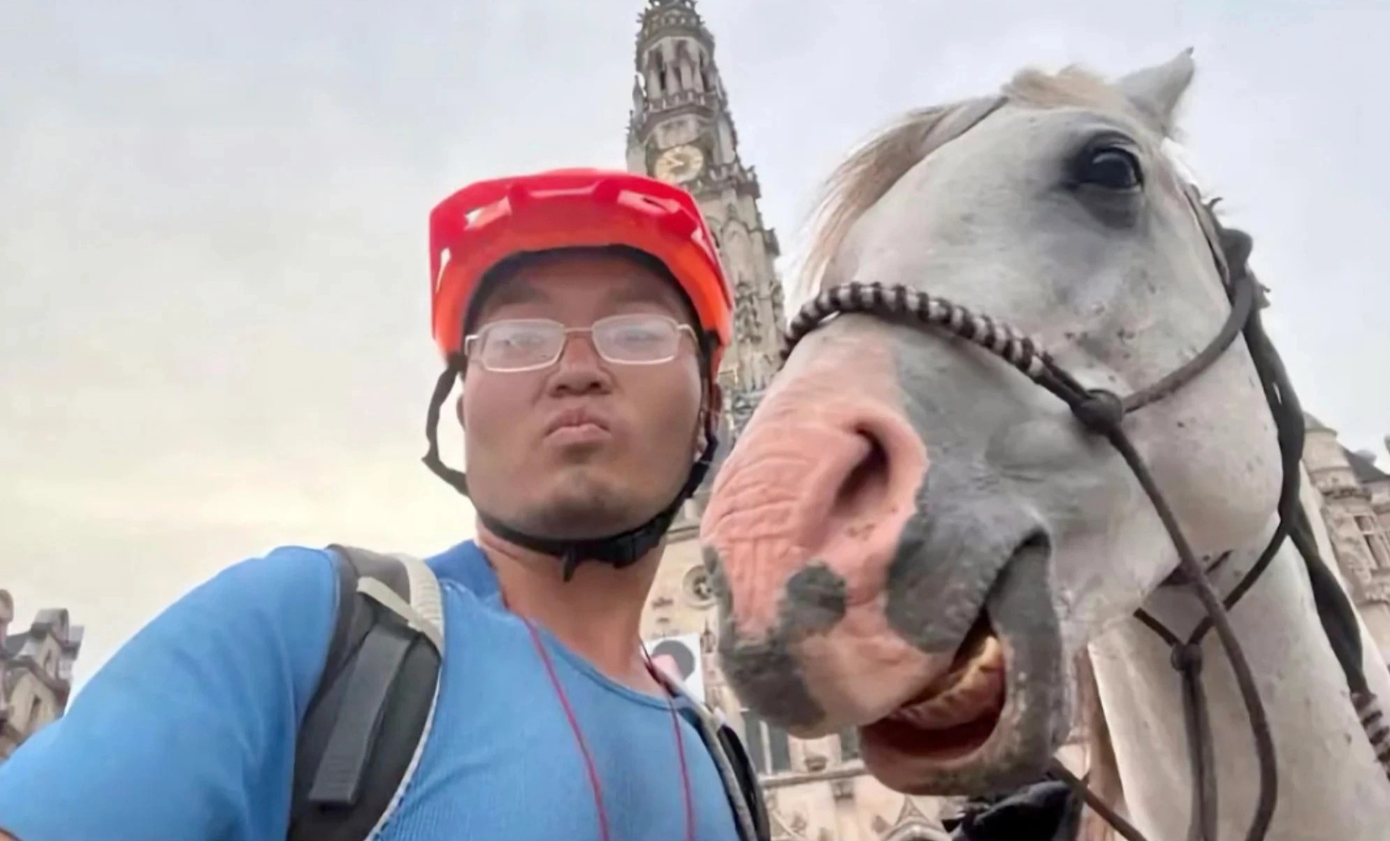 cuoi ngua du lich anh 1