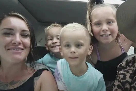 TikToker mang cai chet cua con ra lam tro dua hinh anh