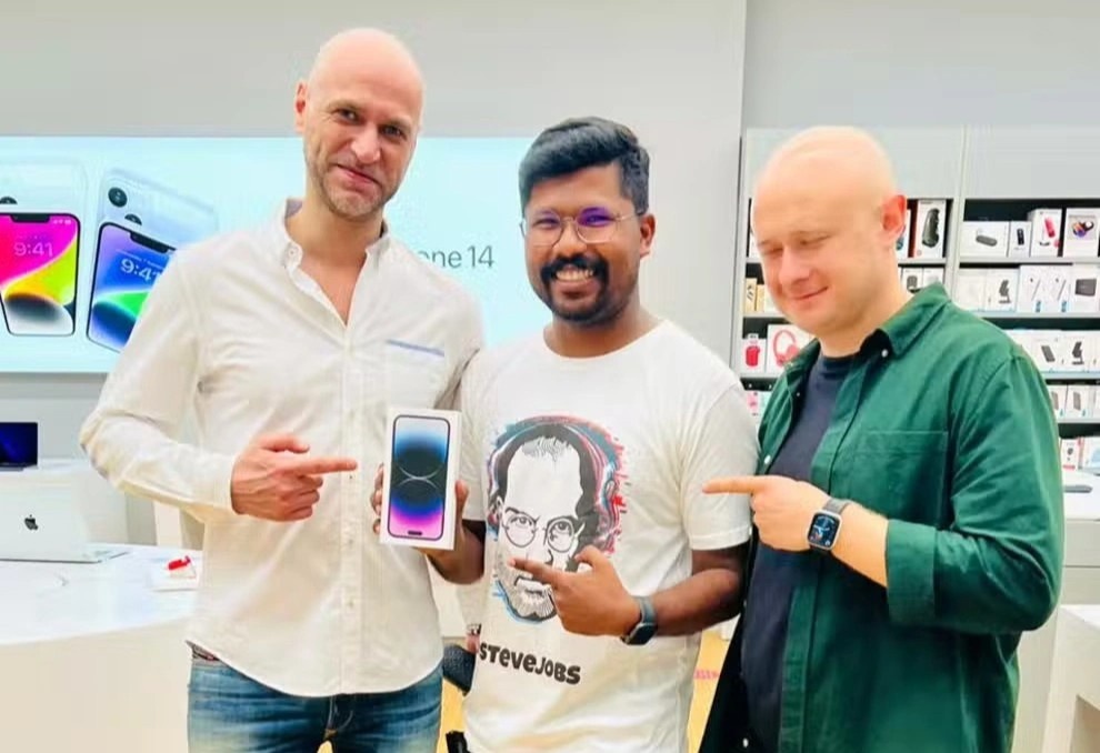 Bay tu An Do sang Dubai de mua iPhone hinh anh