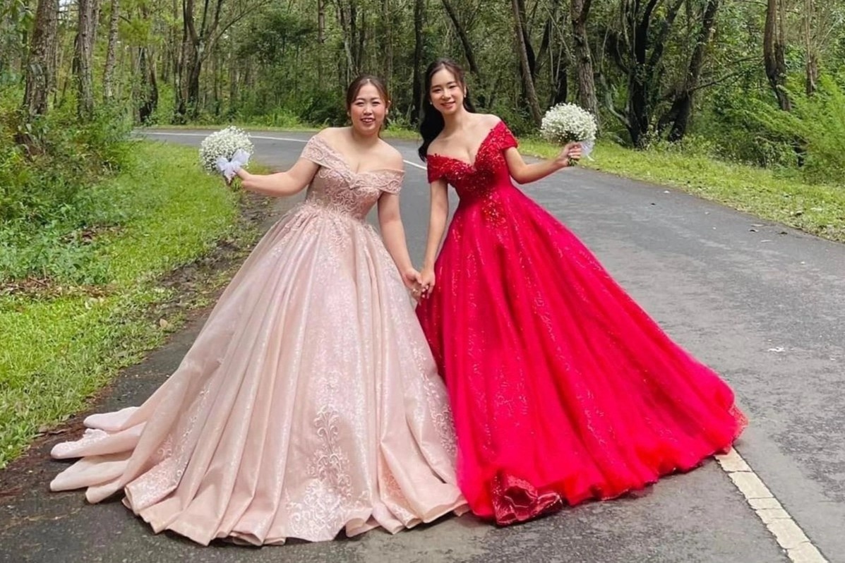 Doi ban than 15 nam cung len Da Lat chup anh cuoi hinh anh