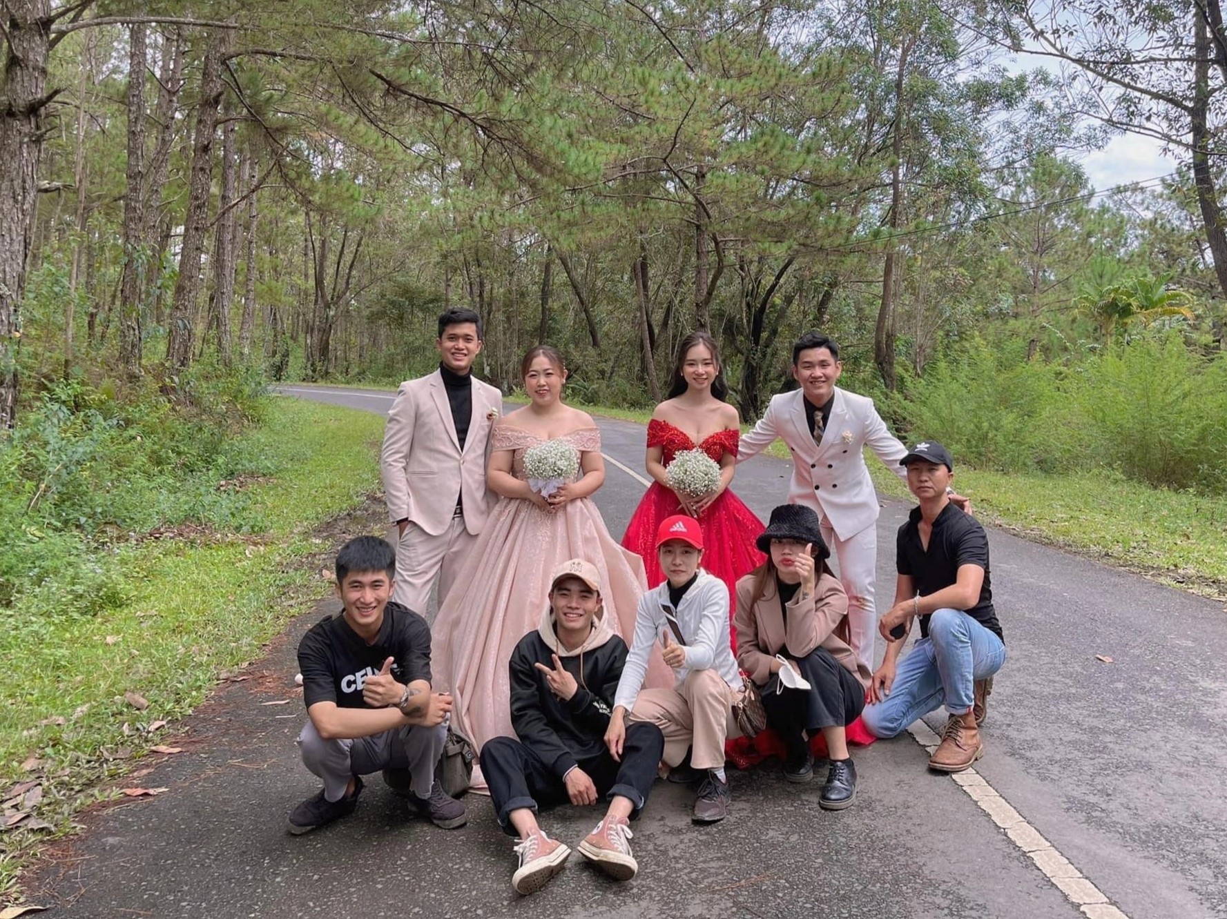 chup anh cuoi voi ban anh 3