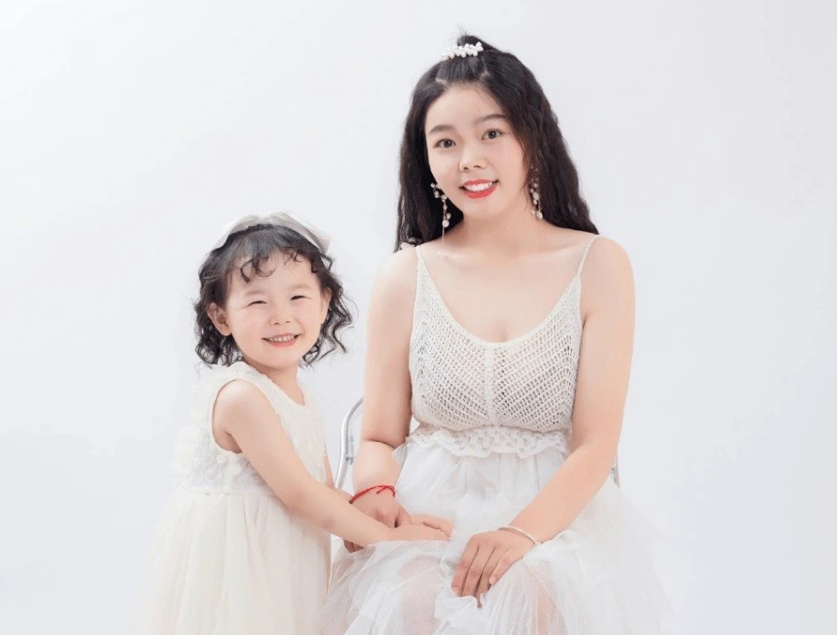 Cau chuyen phia sau hinh anh nu shipper cung con nho di giao hang hinh anh