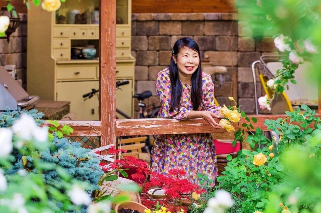 Nguoi phu nu Viet o Hungary trong vuon, moi hang xom tap lam nong dan hinh anh