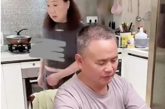 Cha me bat ngo noi tieng vi chua tung giuc con gai lay chong hinh anh