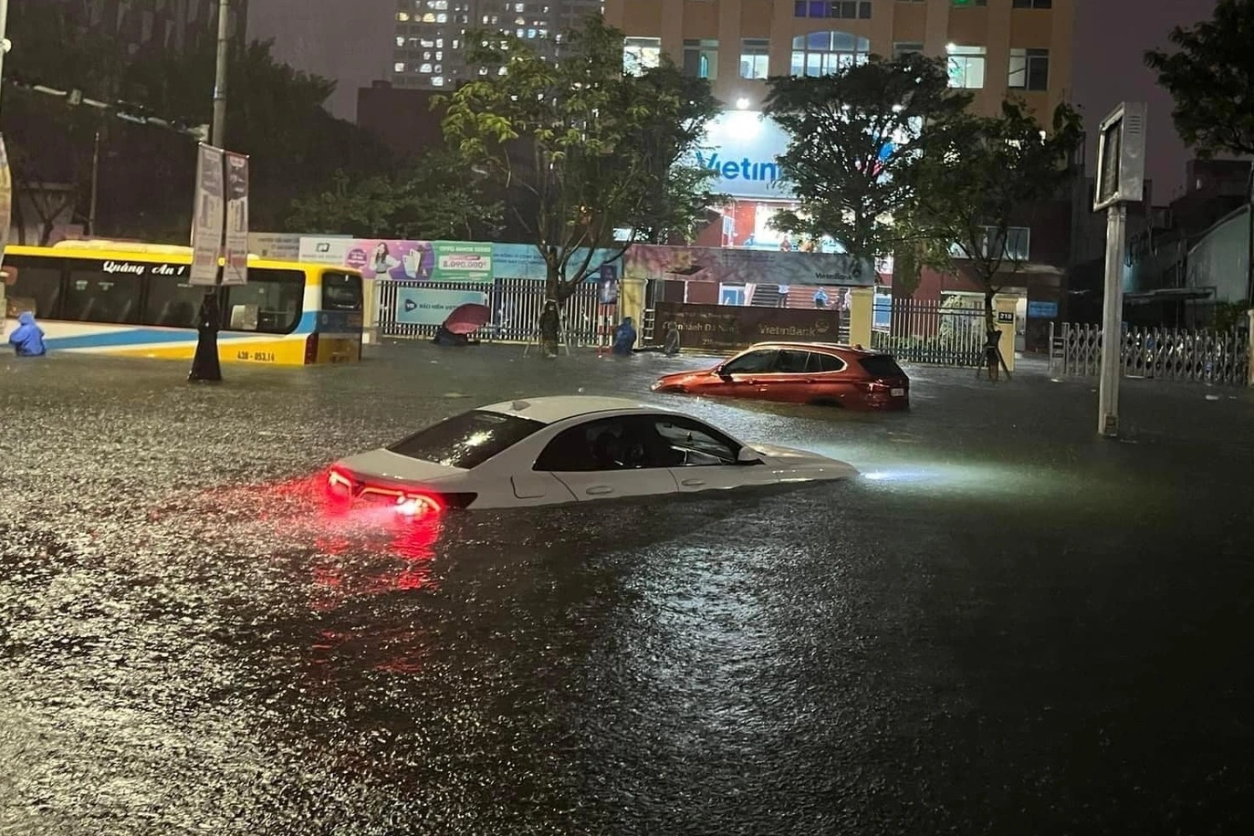 Nguoi Da Nang cuu mang nhau sau lu hinh anh
