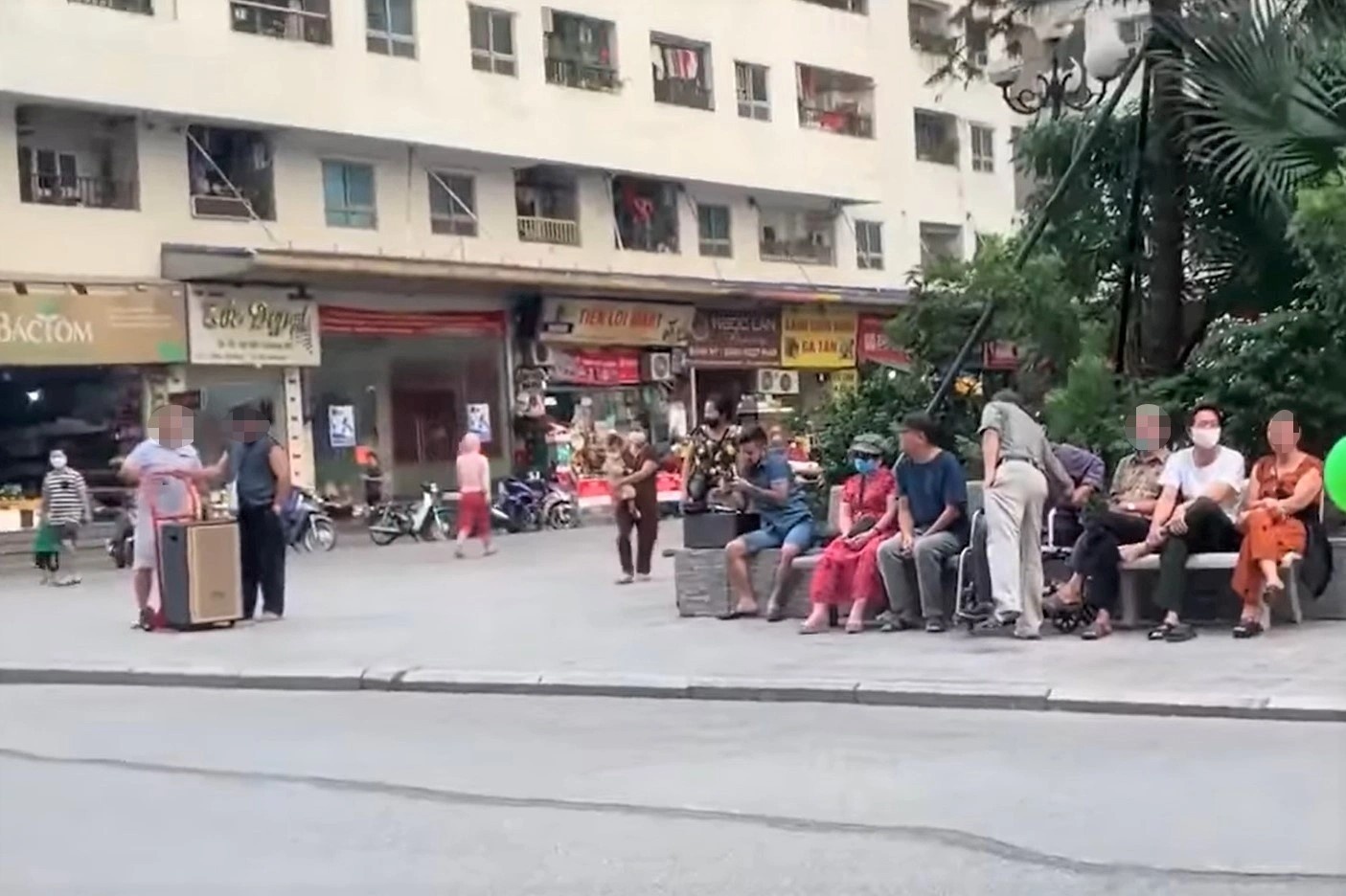 Mo nhac dam ma de at tieng karaoke o chung cu Ha Noi hinh anh