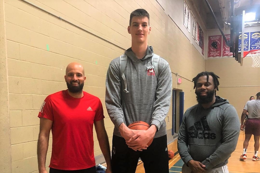 Chang trai Canada la thieu nien cao nhat the gioi hinh anh