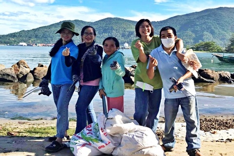 Chang trai Da Nang lam dieu dac biet tren bai bien, nhieu nguoi ung ho hinh anh
