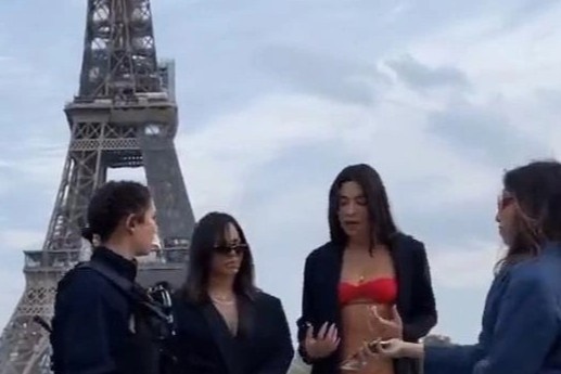 KOL bi chi trich vi chup anh bikini truoc thap Eiffel hinh anh