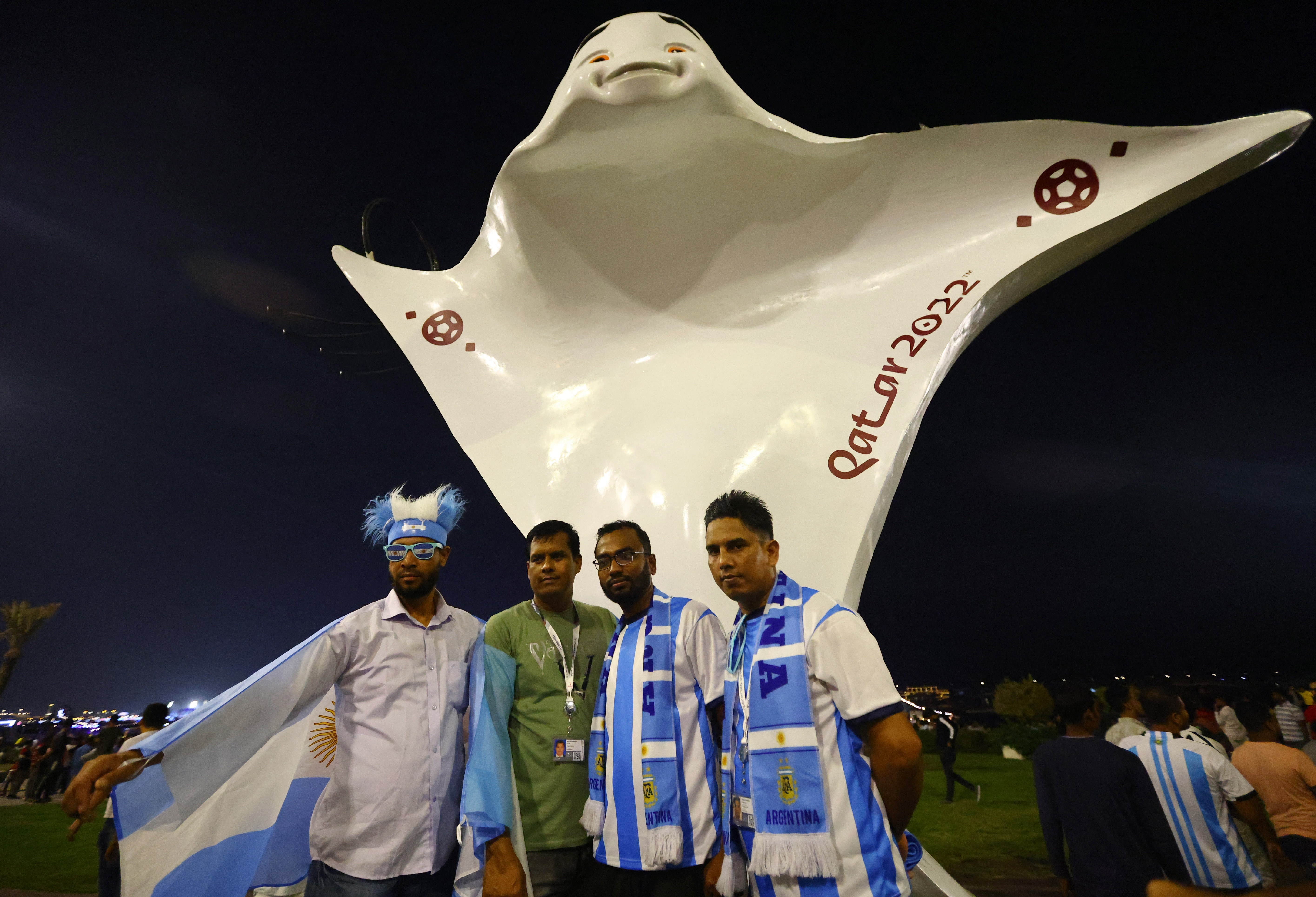 Vi sao nhieu nguoi van den Qatar xem World Cup du doi nha khong da hinh anh