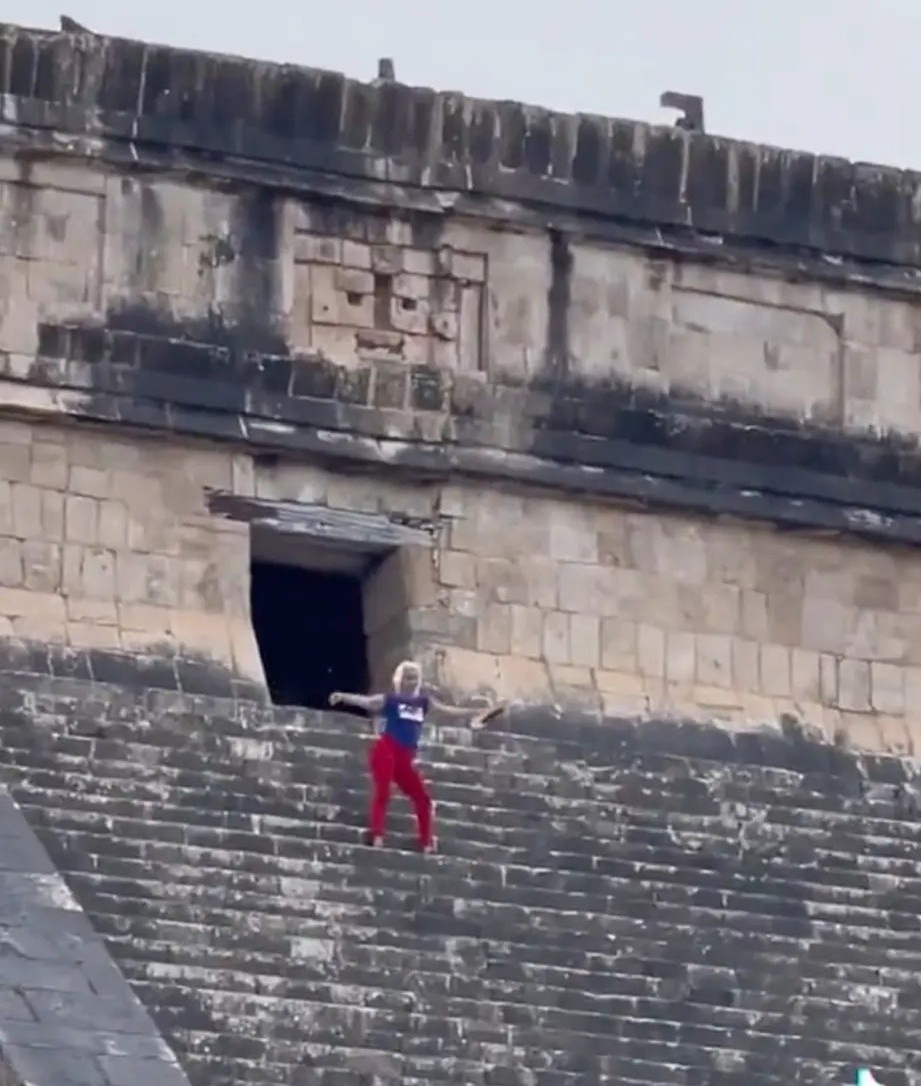 du khach treo di tich anh 1