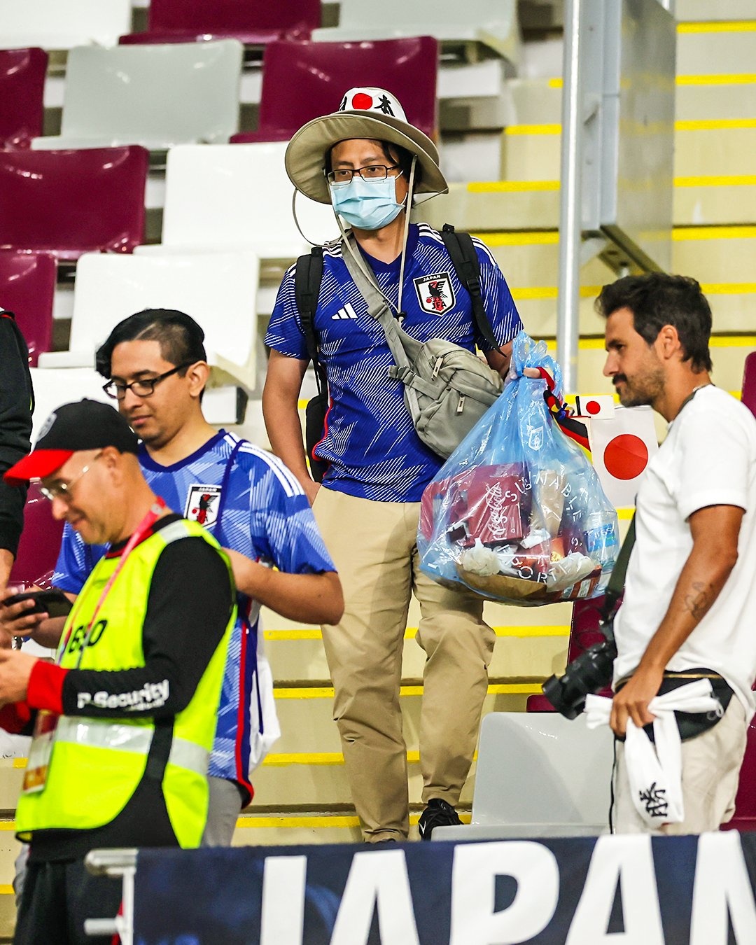 CĐV Nhật dọn rác ảnh 2 CDV Nhat don rac anh 2