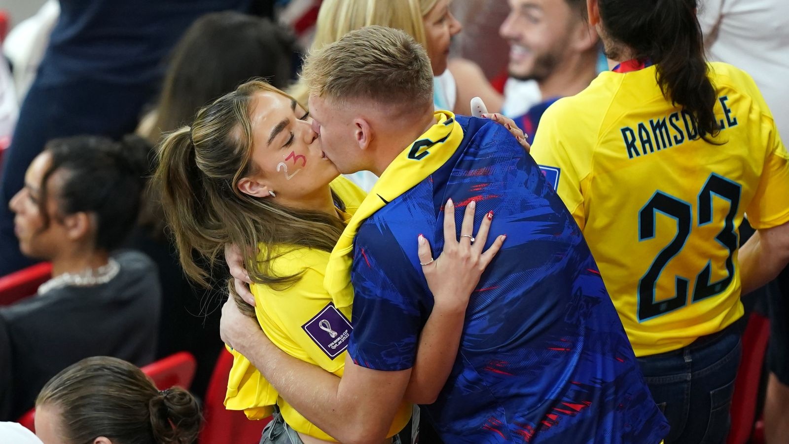 ban gai cau thu anh 1