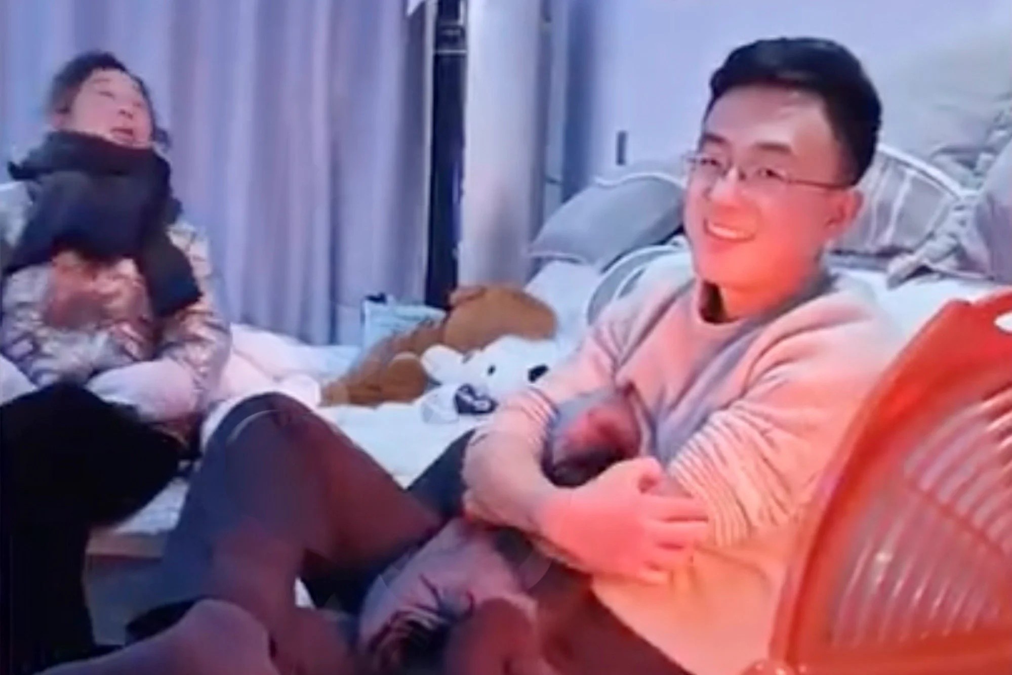 Me chong khong muon con dau ra ngoai lam viec vi so ly hon hinh anh
