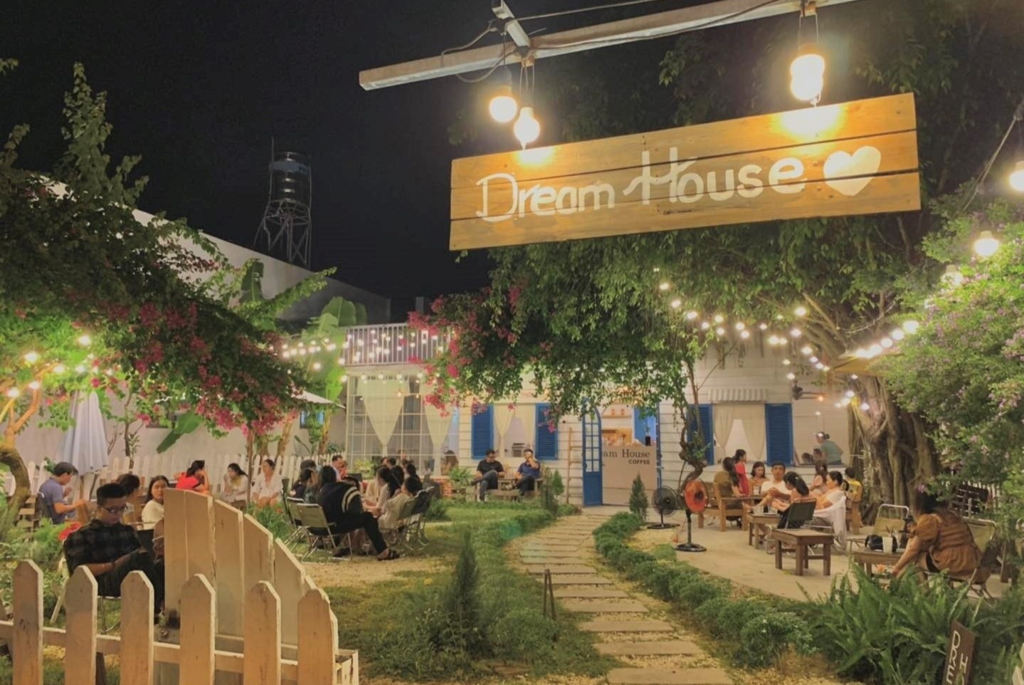 Nhieu tiem ca phe nuoc ngoai khong nhan khach tre em nhu quan Da Nang hinh anh