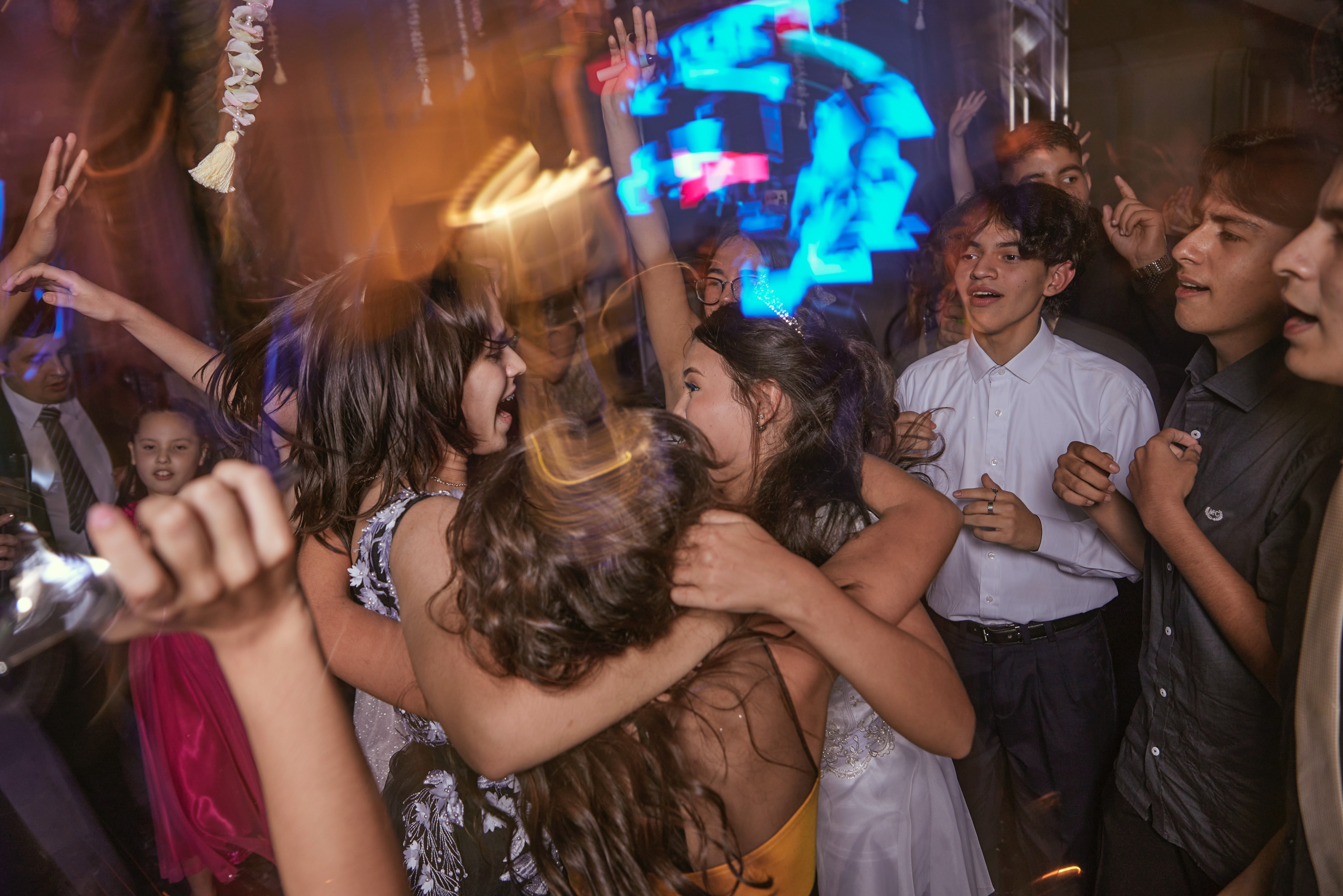 Y tuong trang tri nha khi to chuc tiec dau nam hinh anh