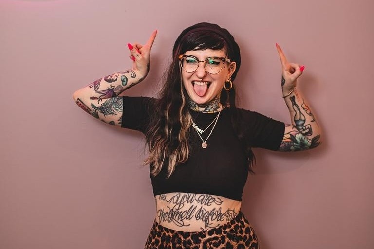 Nguoi phu nu bi quay roi vi co 200 hinh xam hinh anh