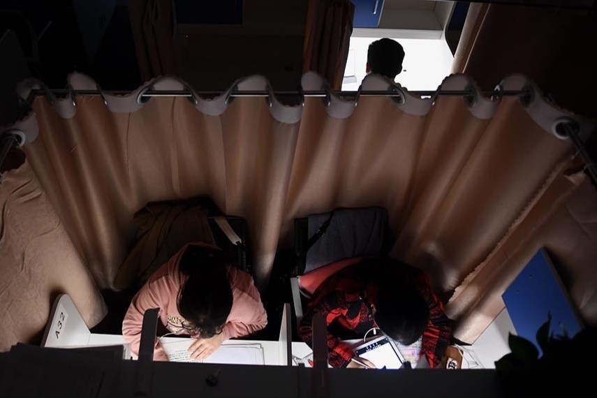 Phong hoc online day ray noi dung tho tuc, anh khoa than o Trung Quoc hinh anh