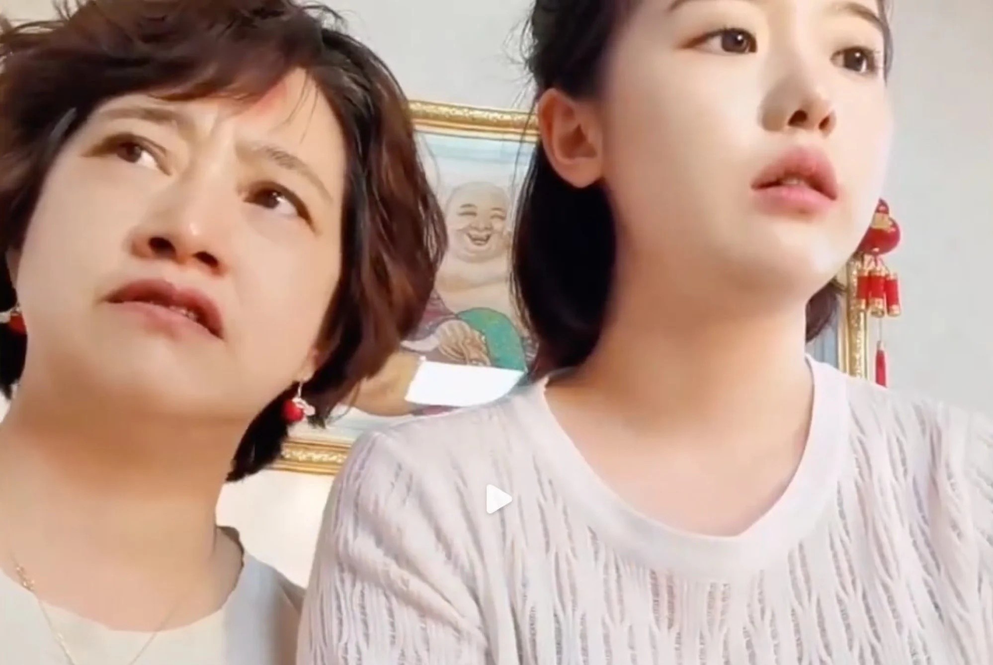 Co gai Trung Quoc dap tra khi bi ho hang giuc lay chong, sinh con hinh anh