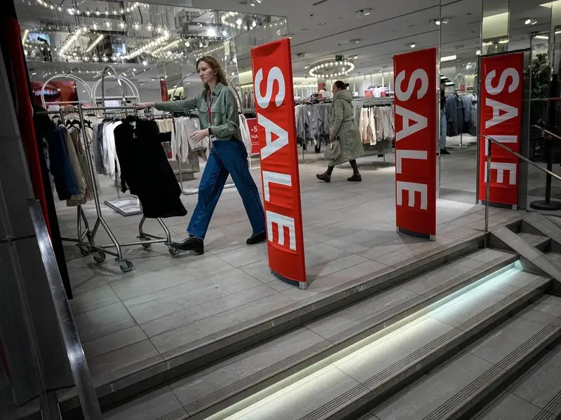 mac quan ao thue anh 2