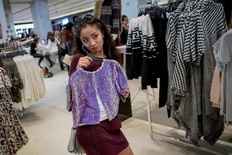 Co gai chi mac quan ao di thue hinh anh