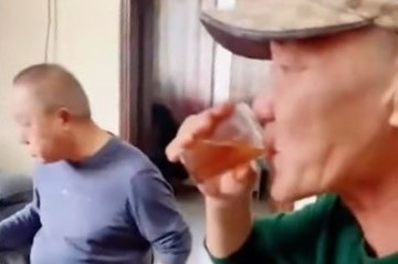 Chong cu, chong moi cua nguoi phu nu Trung Quoc gay chu y vi hoa thuan hinh anh