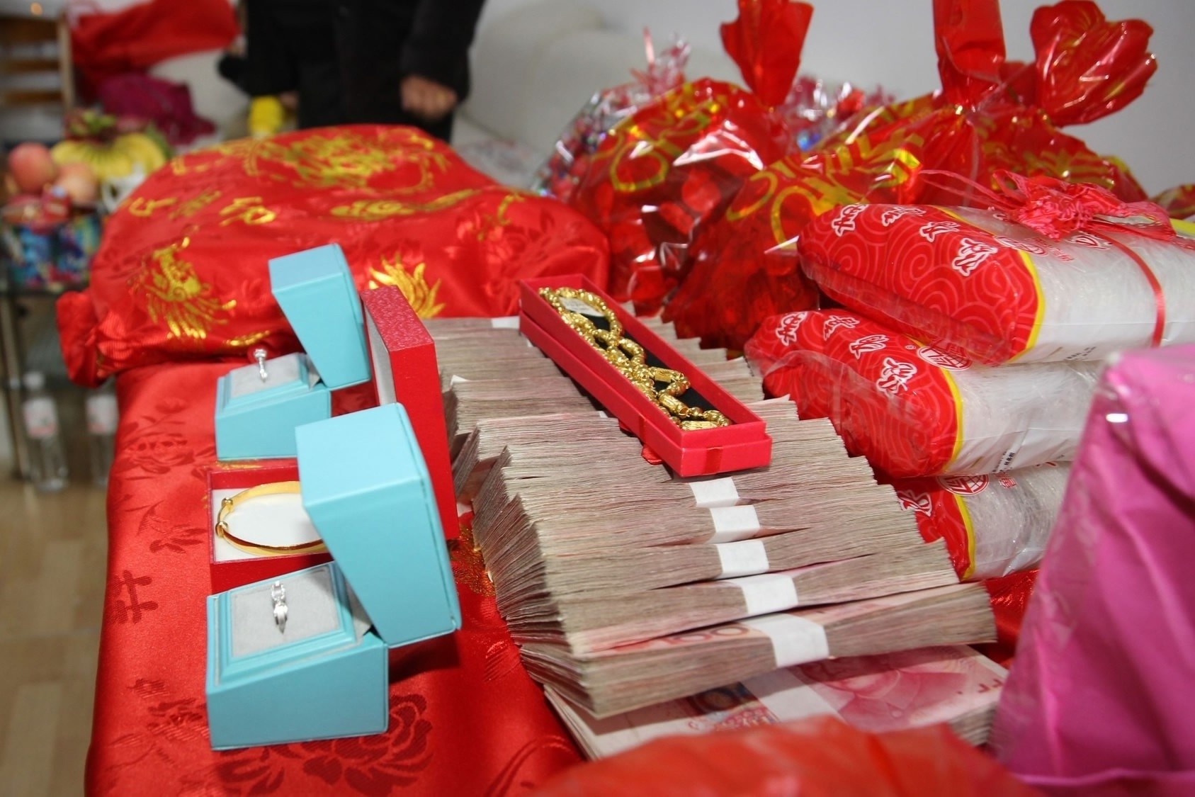 Cac co gai chua chong phai ky cam ket khong 'doi sinh le' hinh anh