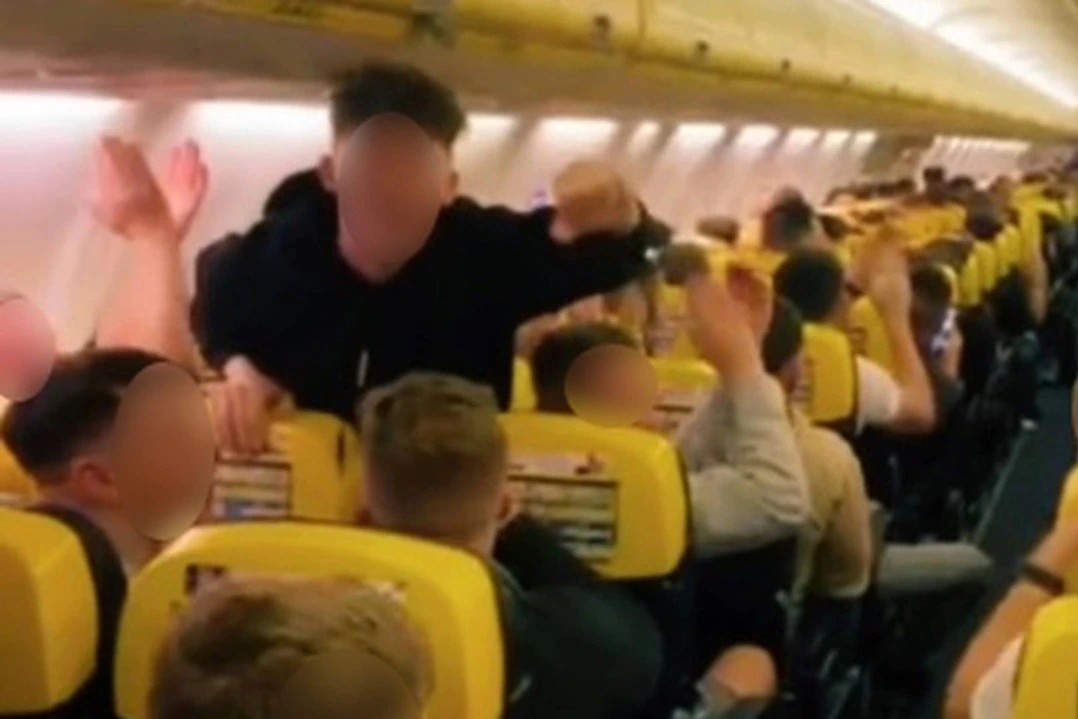 Nhom fan bong da treu choc nu tiep vien hang khong hinh anh