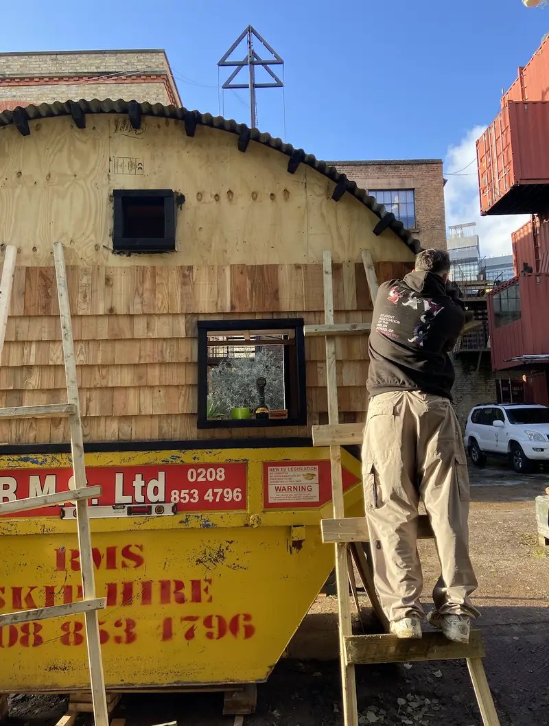 song trong thung rac anh 2