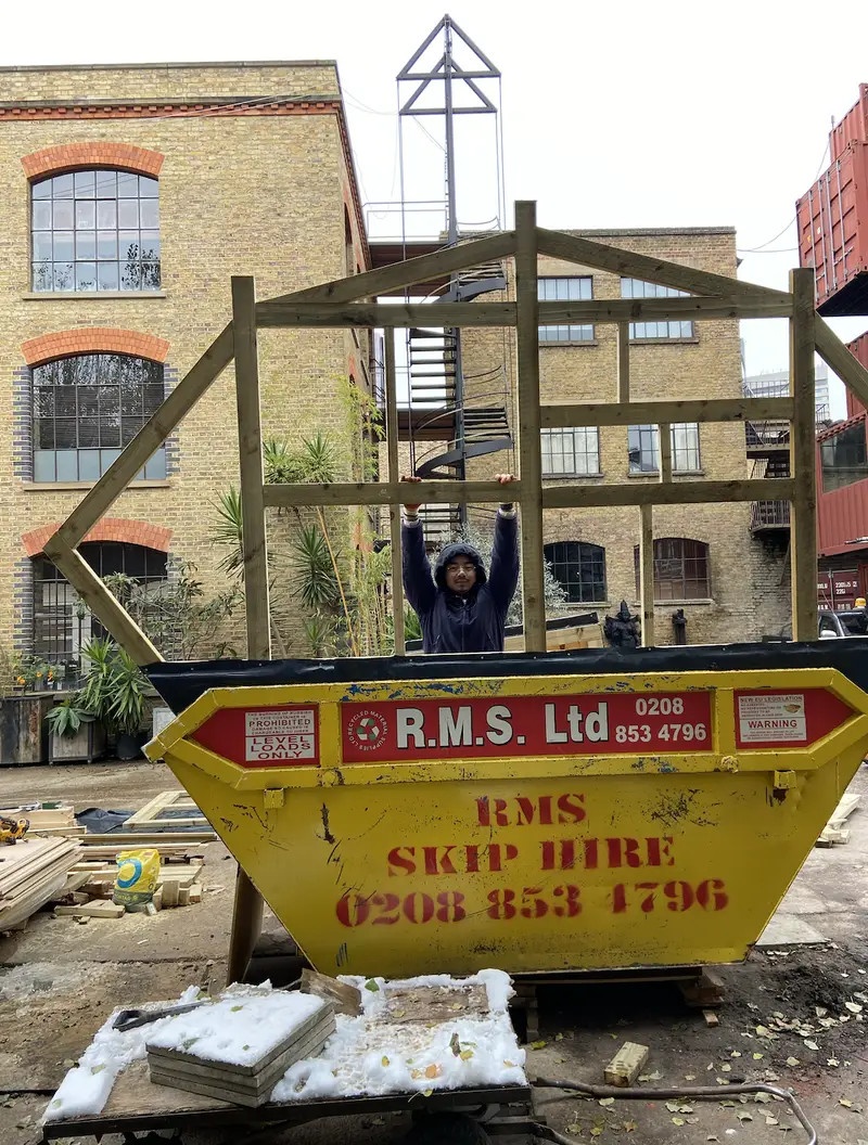 song trong thung rac anh 3