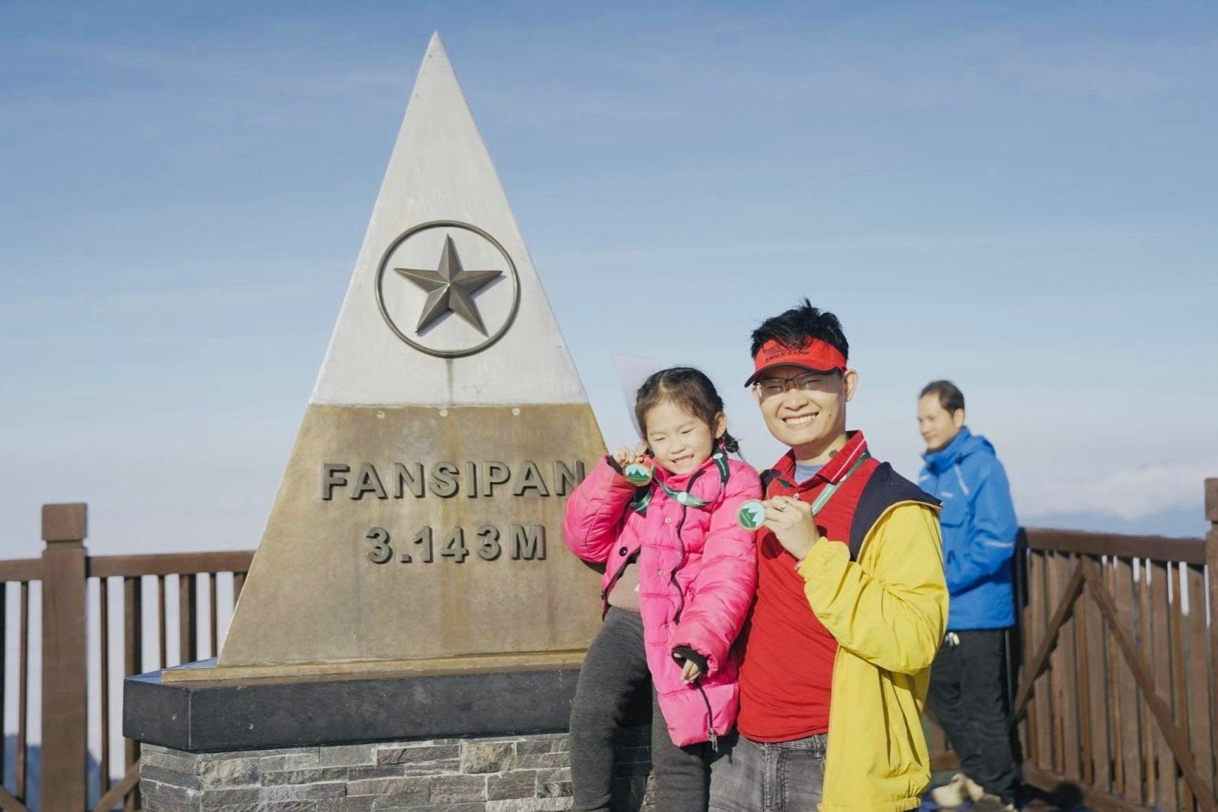 Tap yoga tu 2 tuoi, be gai leo Fansipan, xuyen Viet khong met moi hinh anh