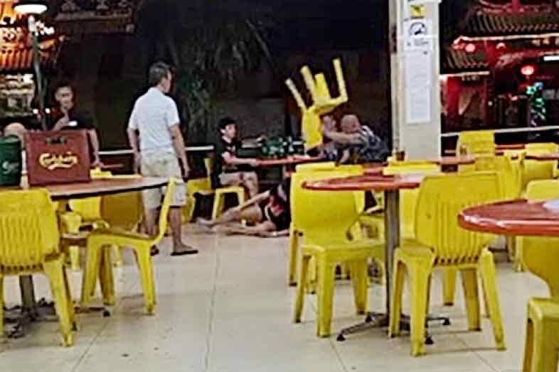 Nhom khach nam hanh hung mot phu nu vi tu choi choi game chung hinh anh