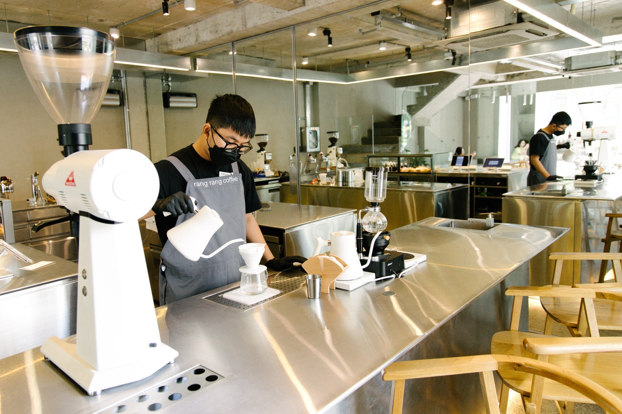 nha ve sinh hang quan anh 1