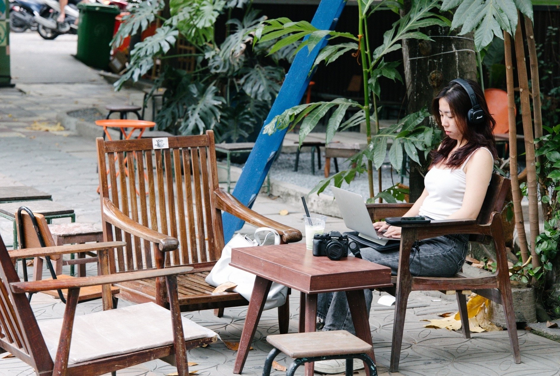 Cach mat hang an, quan ca phe vi nha ve sinh ban hinh anh